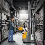 Descubre la innovadora serie de apiladores eléctricos de conductor acompañante Jungheinrich