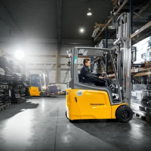 La mejor ayudante en el almacén: la EFG 215 de Jungheinrich