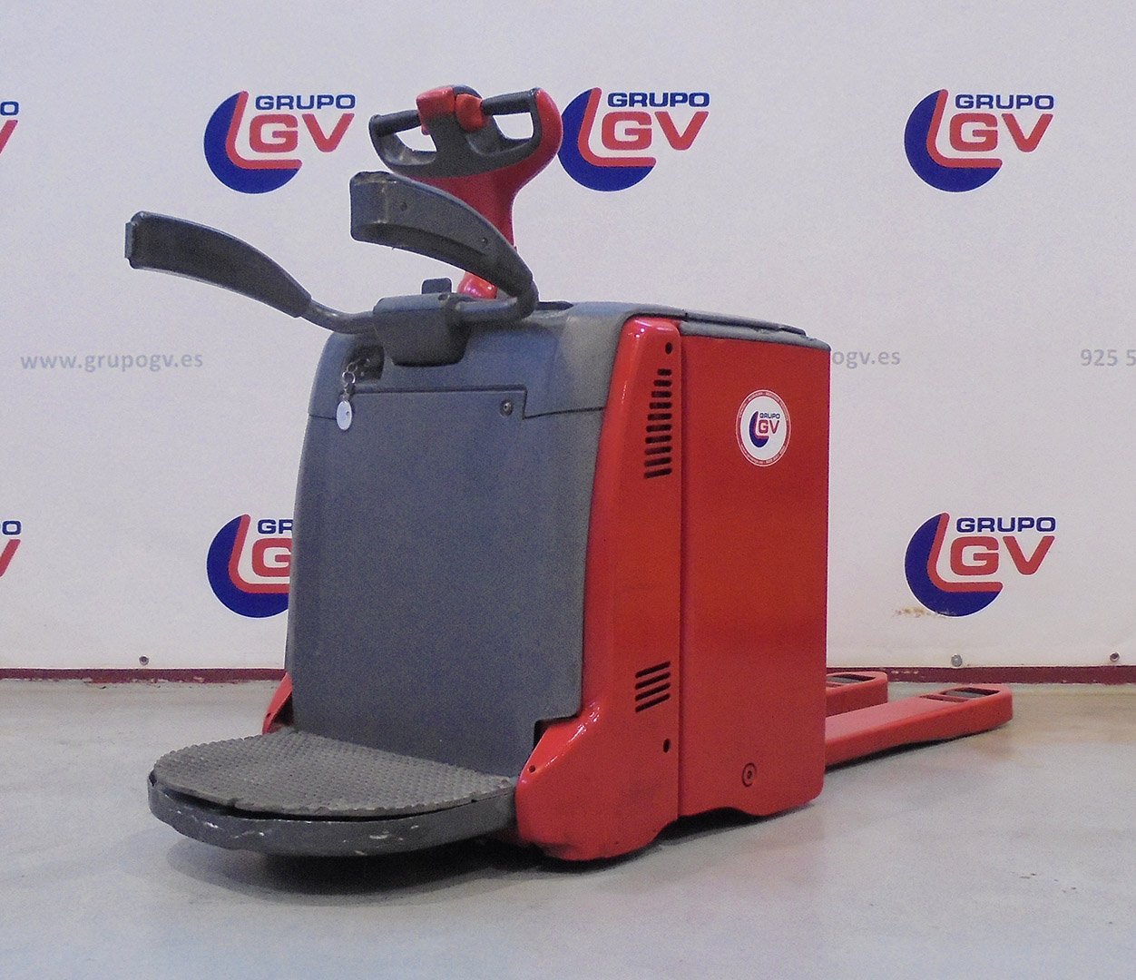 Transpaleta eléctrica con plataforma Linde