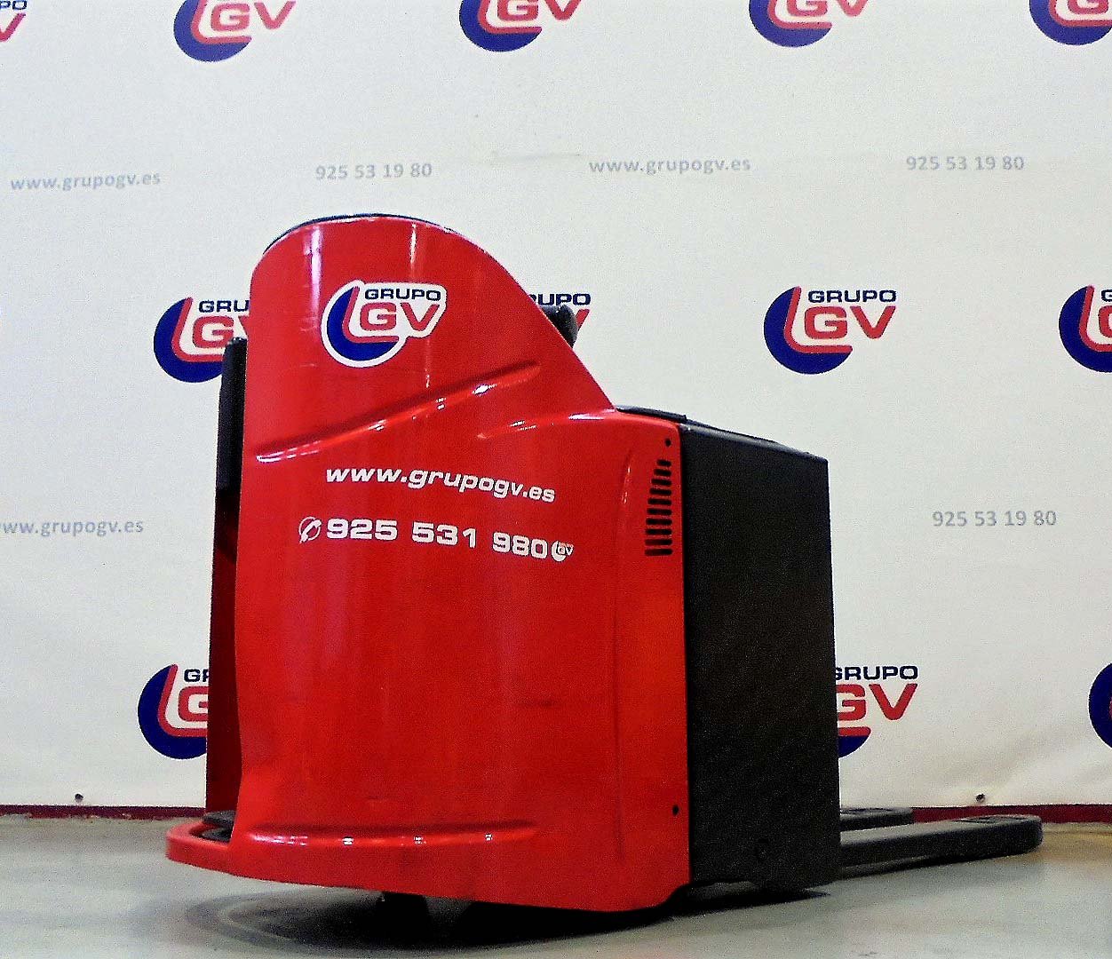 Transpaleta eléctrica con plataforma Linde